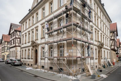 Équipe de professionnels réalisant un ravalement de façade sur un immeuble résidentiel dans le Grand Est